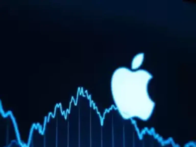 Apple Drives Downward Trend in Tech Stocks Following New Trump Tariffs, Plunges 9%